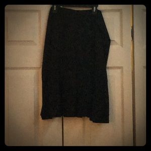 A short ruffled skirt .
